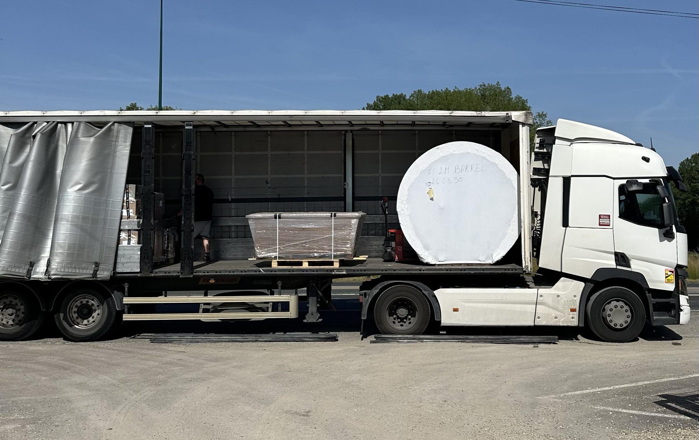 Camion de livraison Nørdlys&nbsp;Haven transportant un sauna
