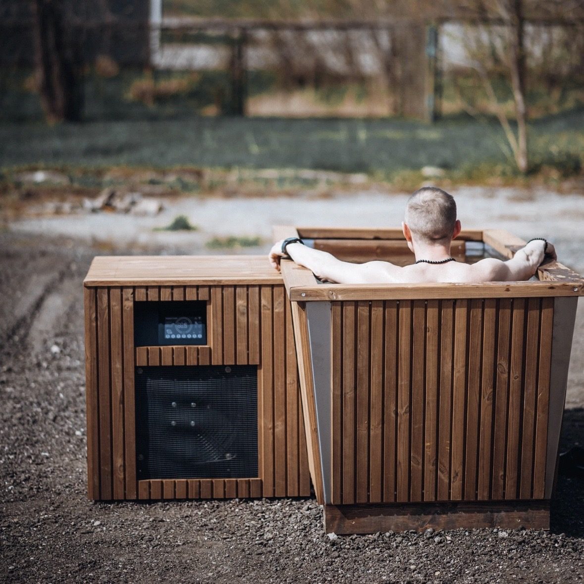Homme dans un bain froid, rituel bien-être quotidien