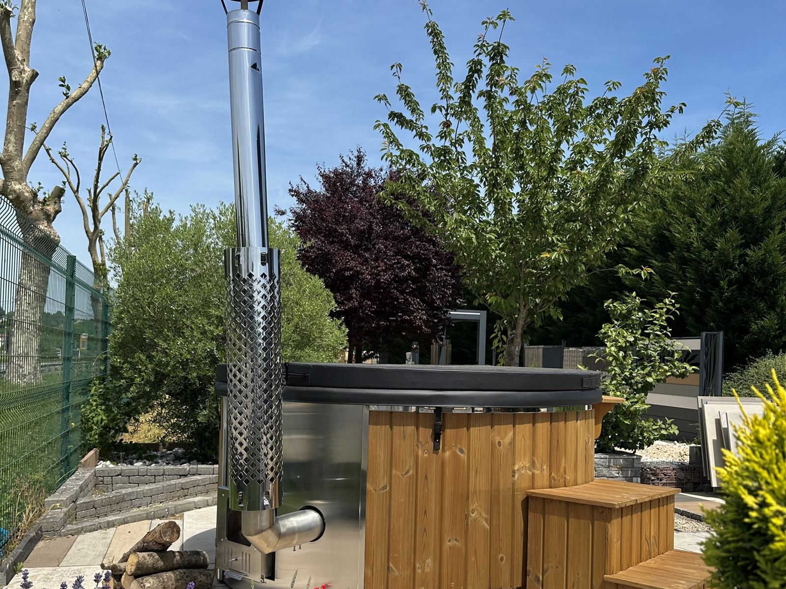 Bain nordique chauffé au bois exposé au showroom
