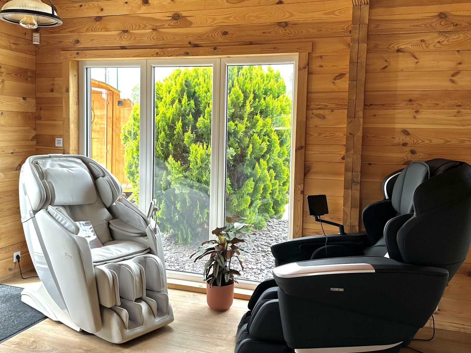 Fauteuils de massage exposés au showroom