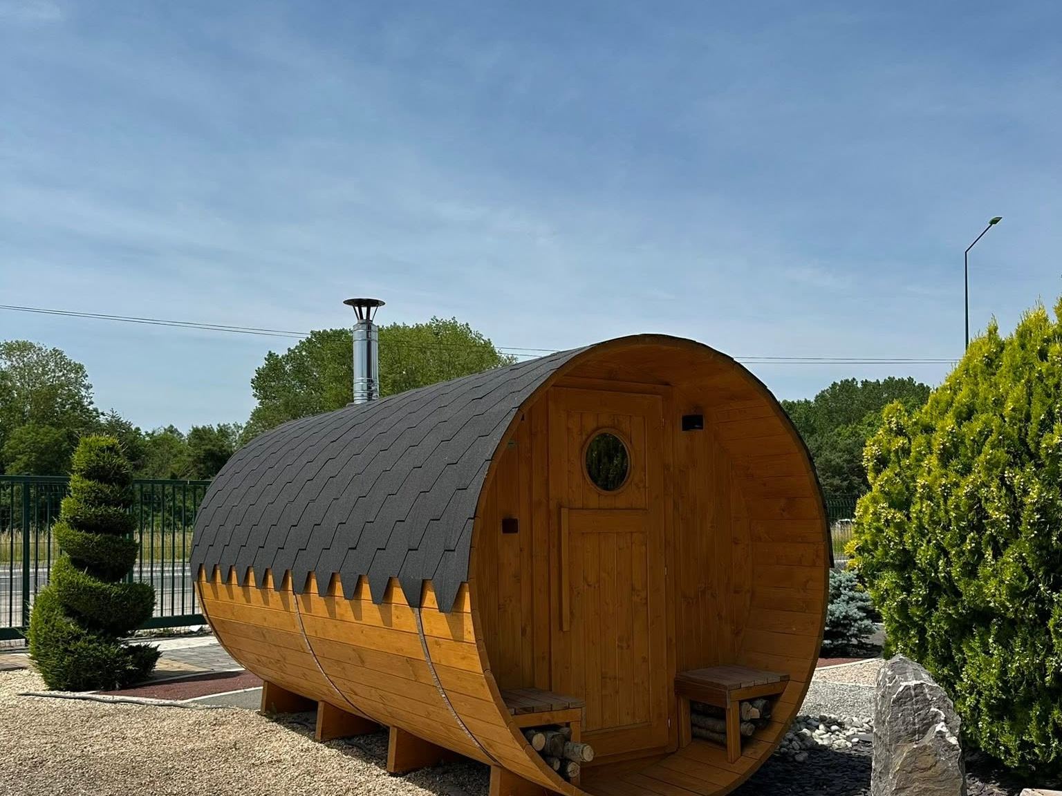 Sauna tonneau vu depuis l'allée du showroom