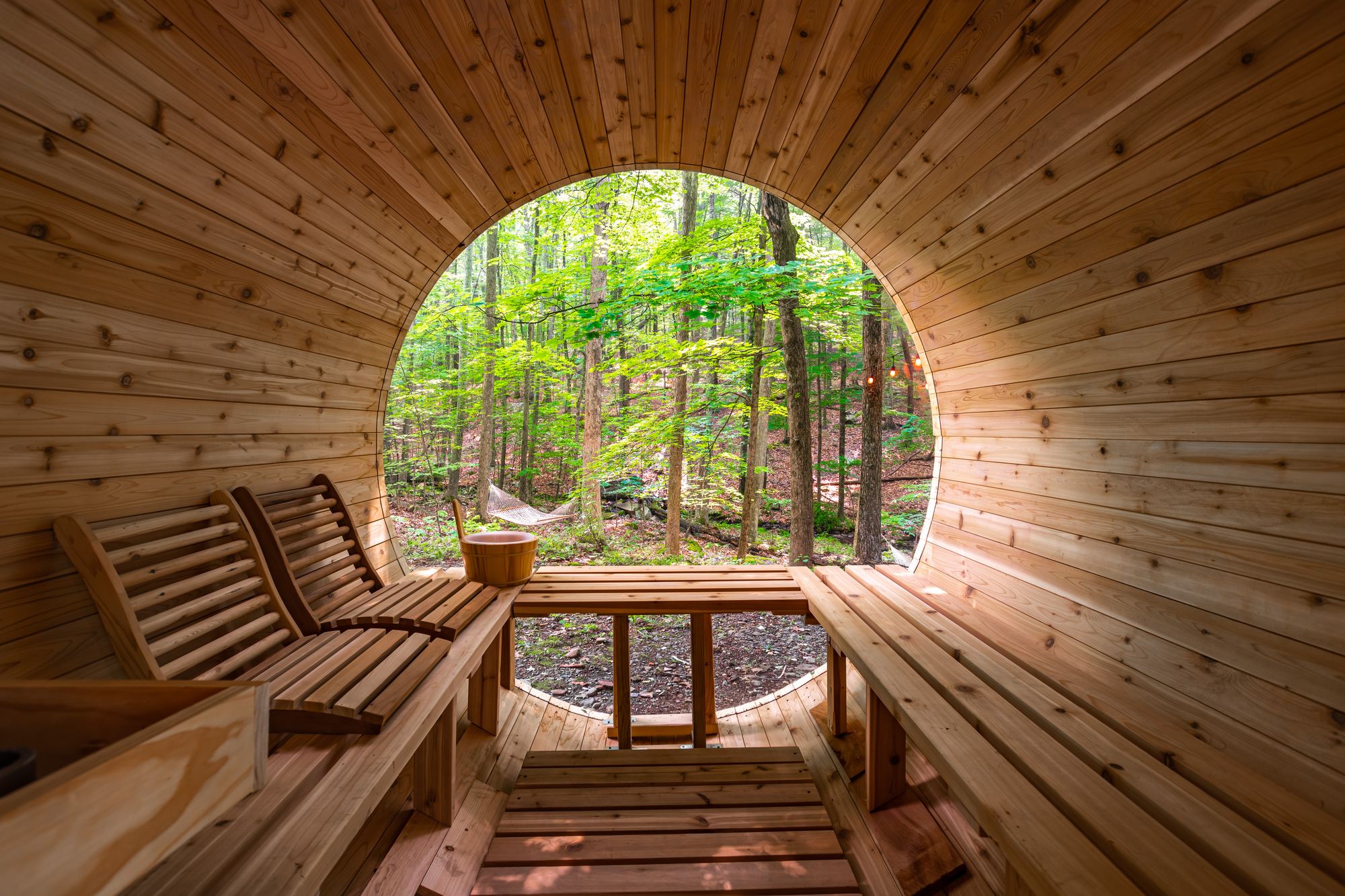 Vue sur la forêt depuis l'intérieur d'un sauna tonneau