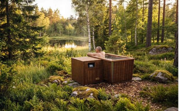 Bain froid en extérieur entouré de nature