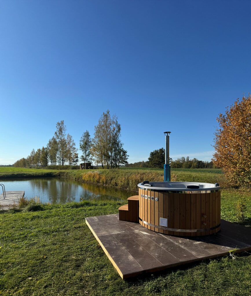 Bain nordique sur une terrasse au bord d'un étang