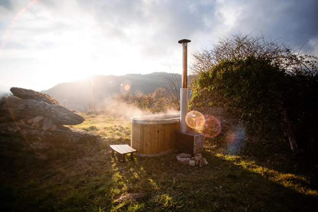 Bain nordique sur une terrasse ensoleillée