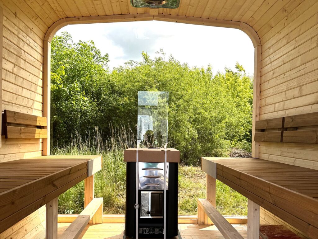 Sauna cube installé sur terrasse bois