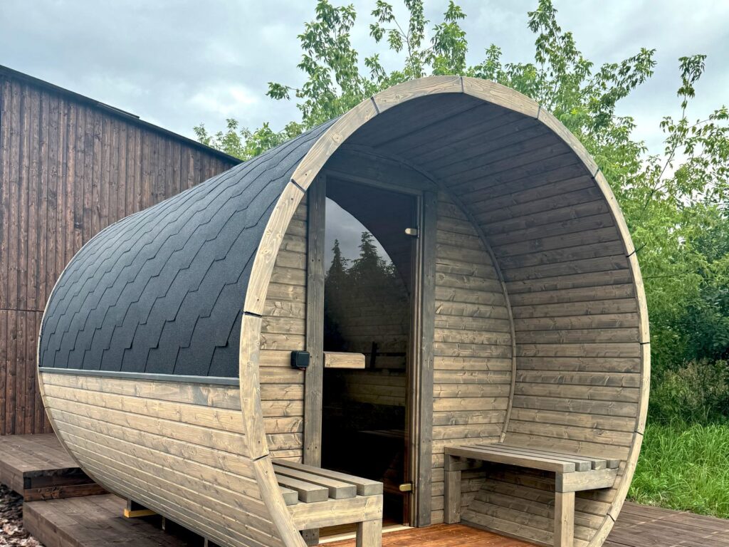 Sauna tonneau avec terrasse et banquettes